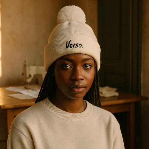 Bonnet Pompon Beechfield B426 photographié dans l'atelier Verso Paris · atelier Verso · d'après produit · porté femme