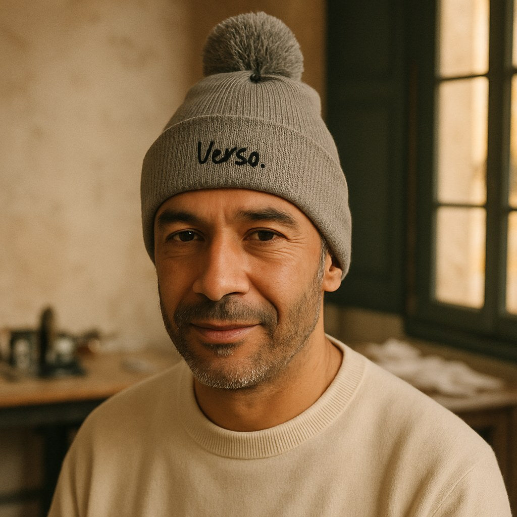 Bonnet Pompon Sportsman SP15 photographié dans l'atelier Verso Paris · atelier Verso · d'après produit · porté homme
