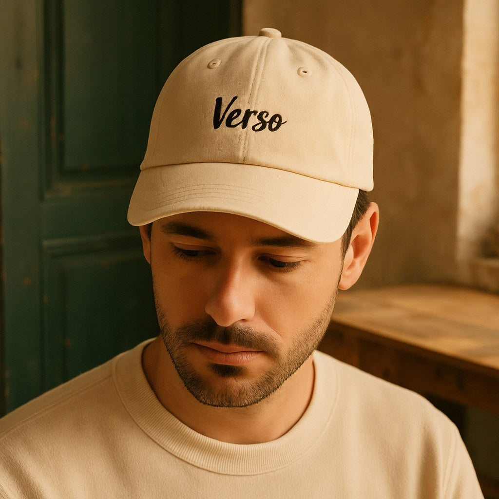 Casquette Dad photographié dans l'atelier Verso Paris · atelier Verso · d'après produit · porté homme