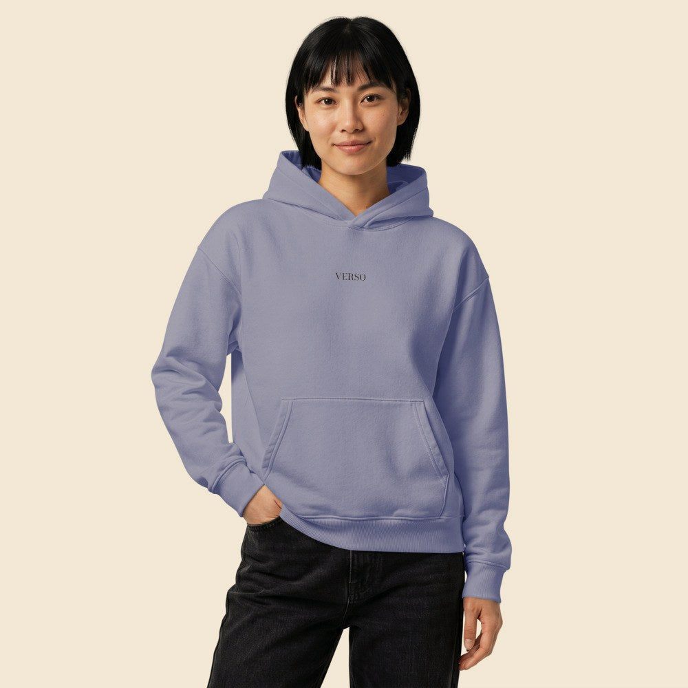 Hoodie Relax Chaser porté par une femme, Verso Paris · mannequin femme