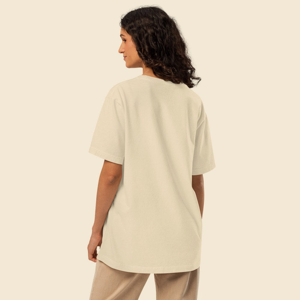 Tee Heavyweight Délavé porté par une femme, Verso Paris · mannequin femme · dos