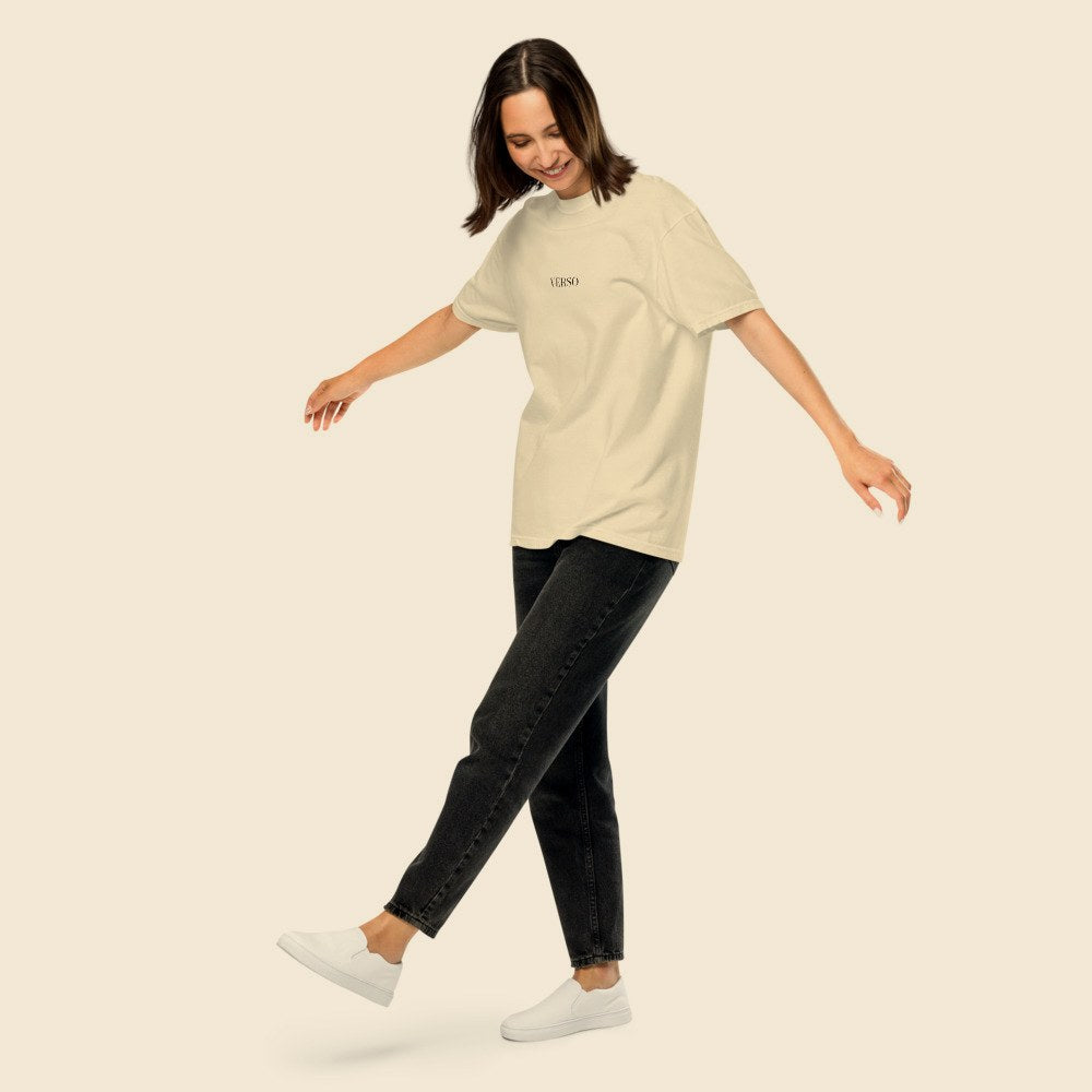 Heavyweight Tee porté par une femme, Verso Paris · mannequin femme