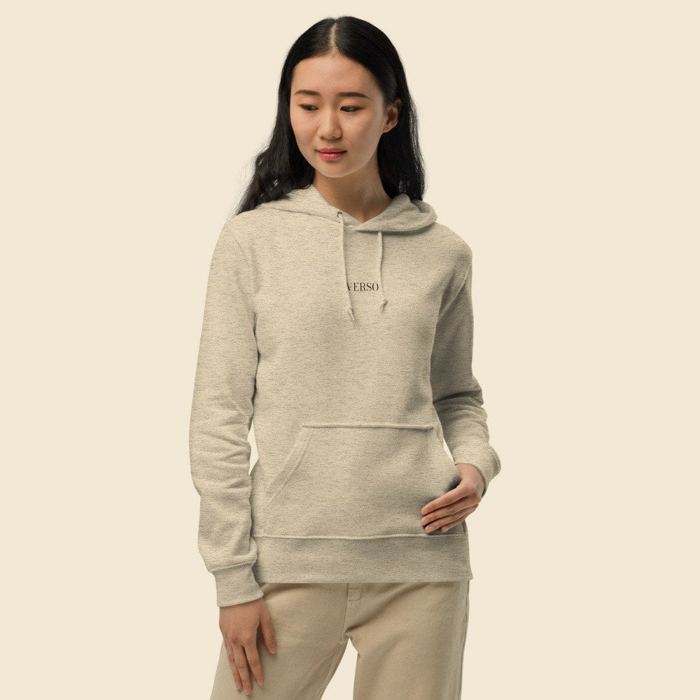 Hoodie Basique porté par une femme, Verso Paris · mannequin femme