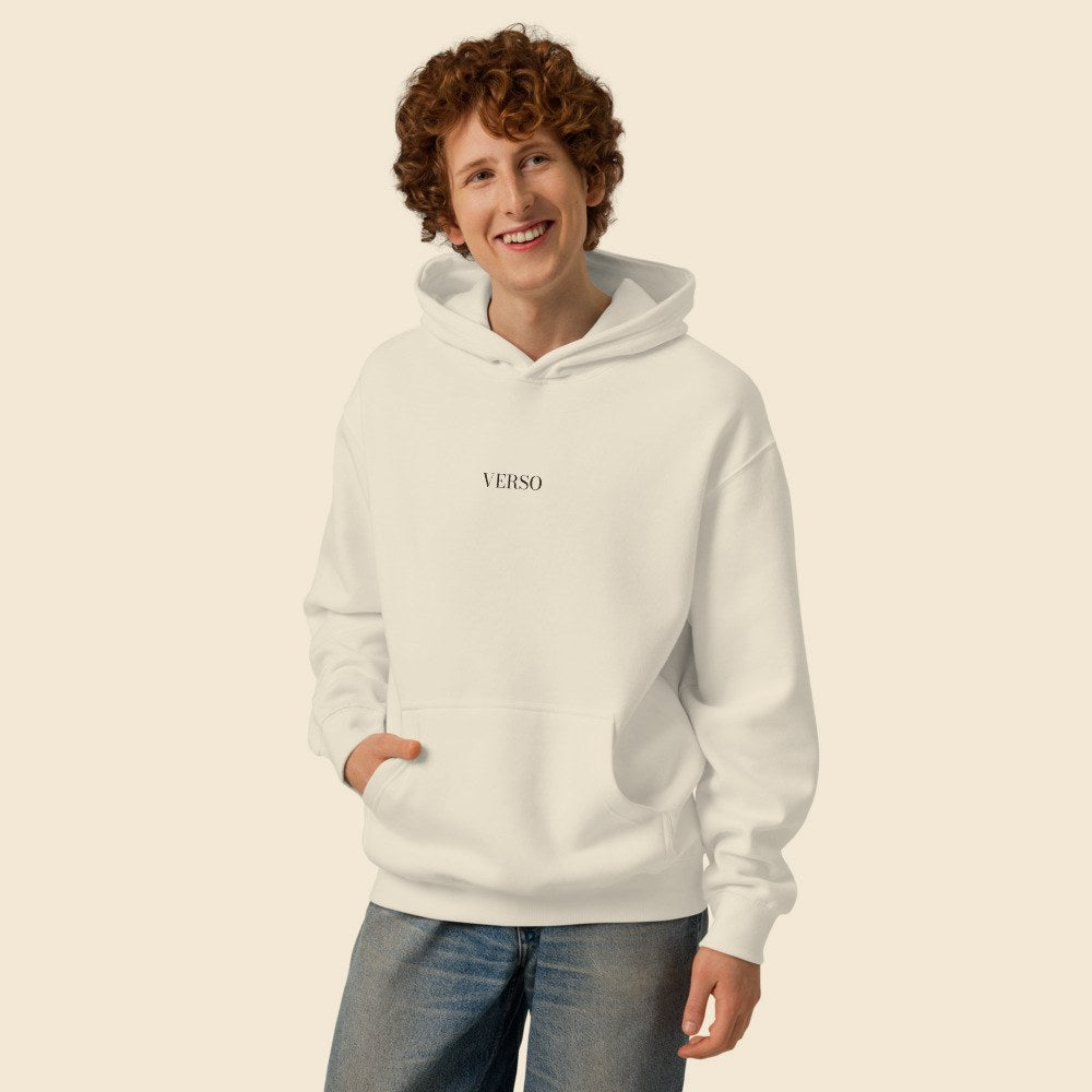 Hoodie Box Homme porté par un homme, Verso Paris · mannequin homme