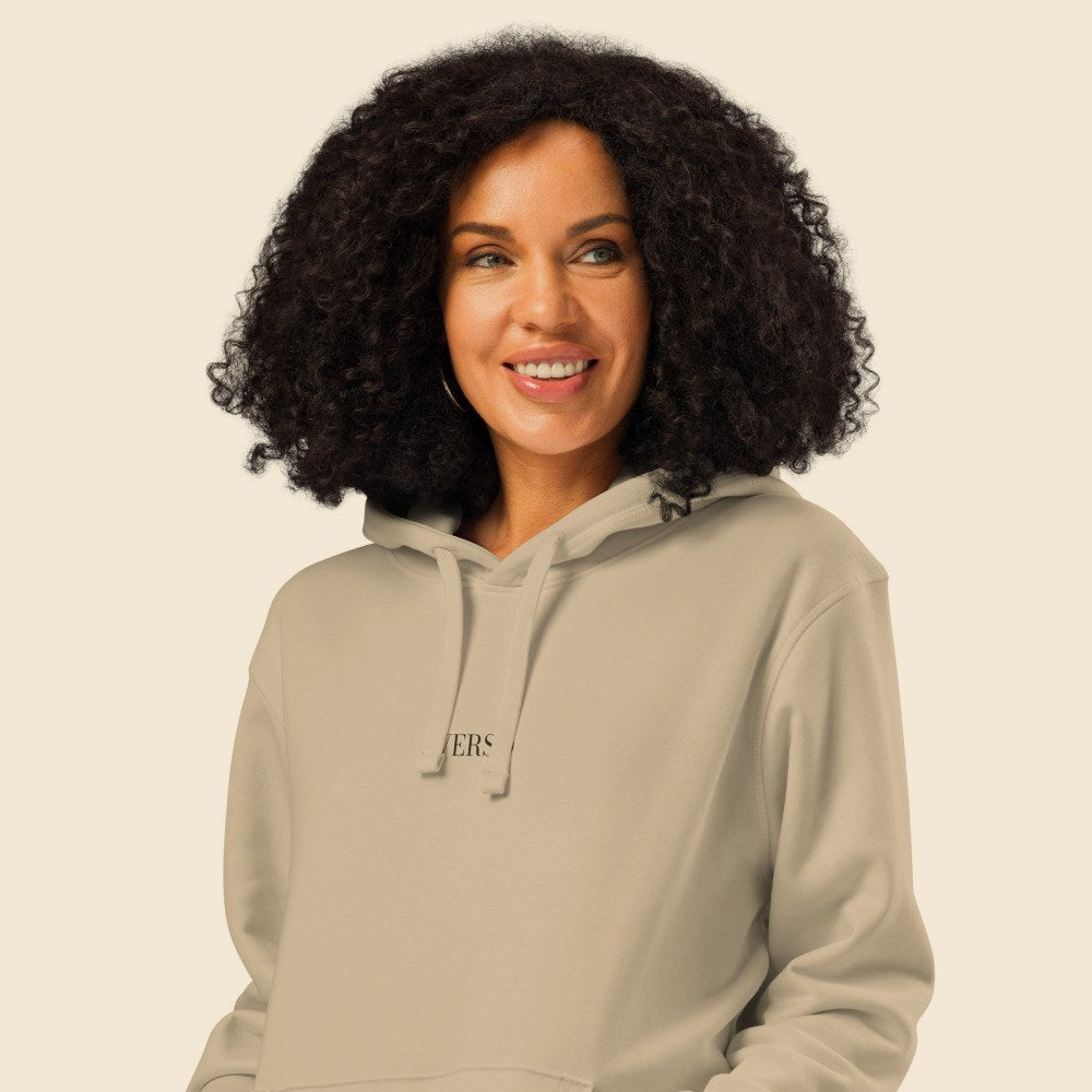 Hoodie Drummer 2.0 porté par une femme, Verso Paris · mannequin femme