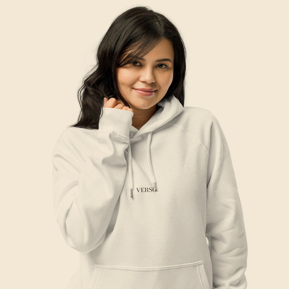 Hoodie Écologique Raglan porté par une femme, Verso Paris · mannequin femme