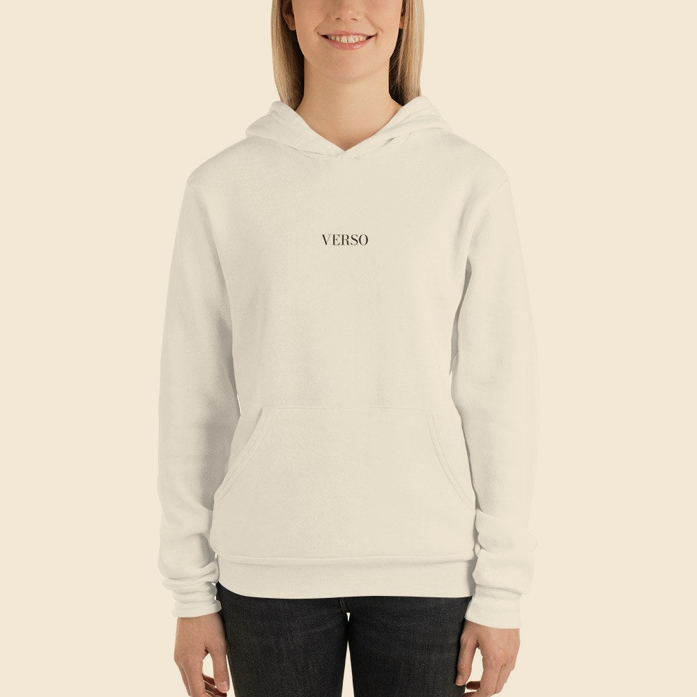 Hoodie Fleece Pullover porté par une femme, Verso Paris · mannequin femme