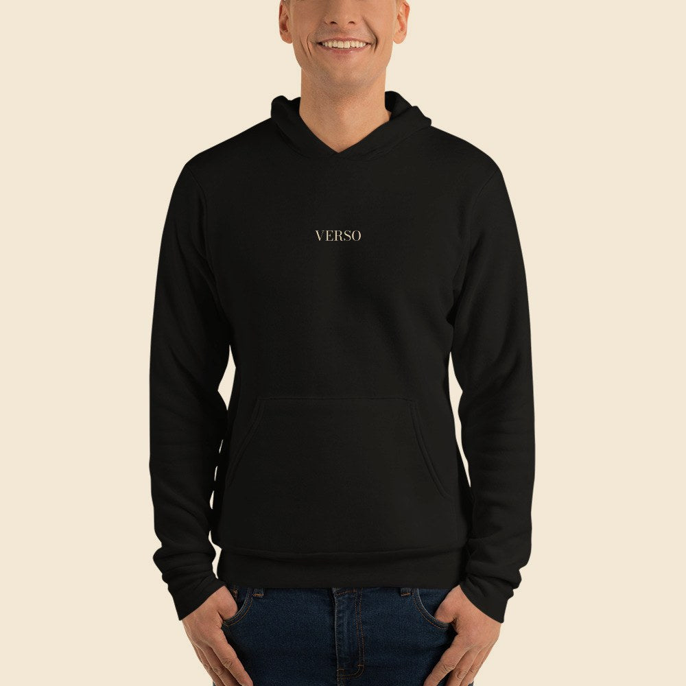 Hoodie Fleece Pullover porté par un homme, Verso Paris · mannequin homme