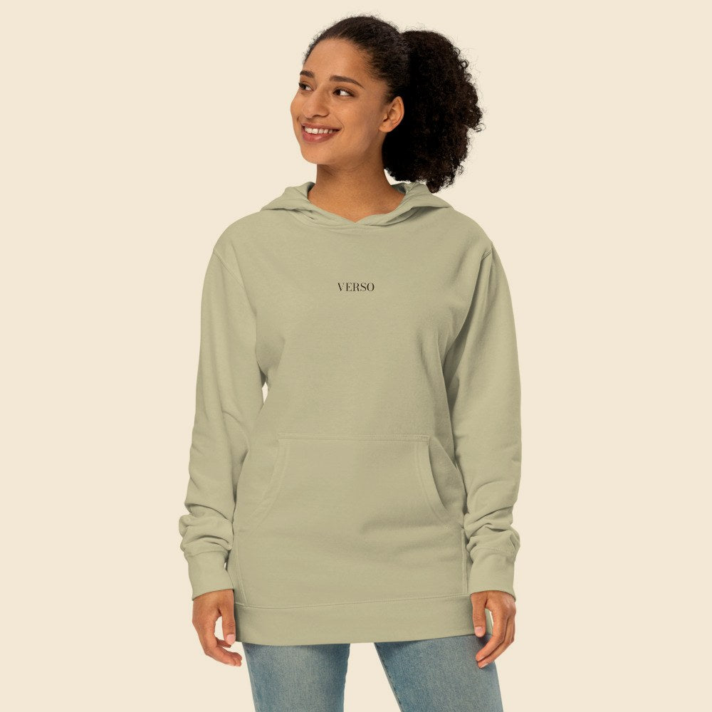 Hoodie Mi-Lourd porté par une femme, Verso Paris · mannequin femme