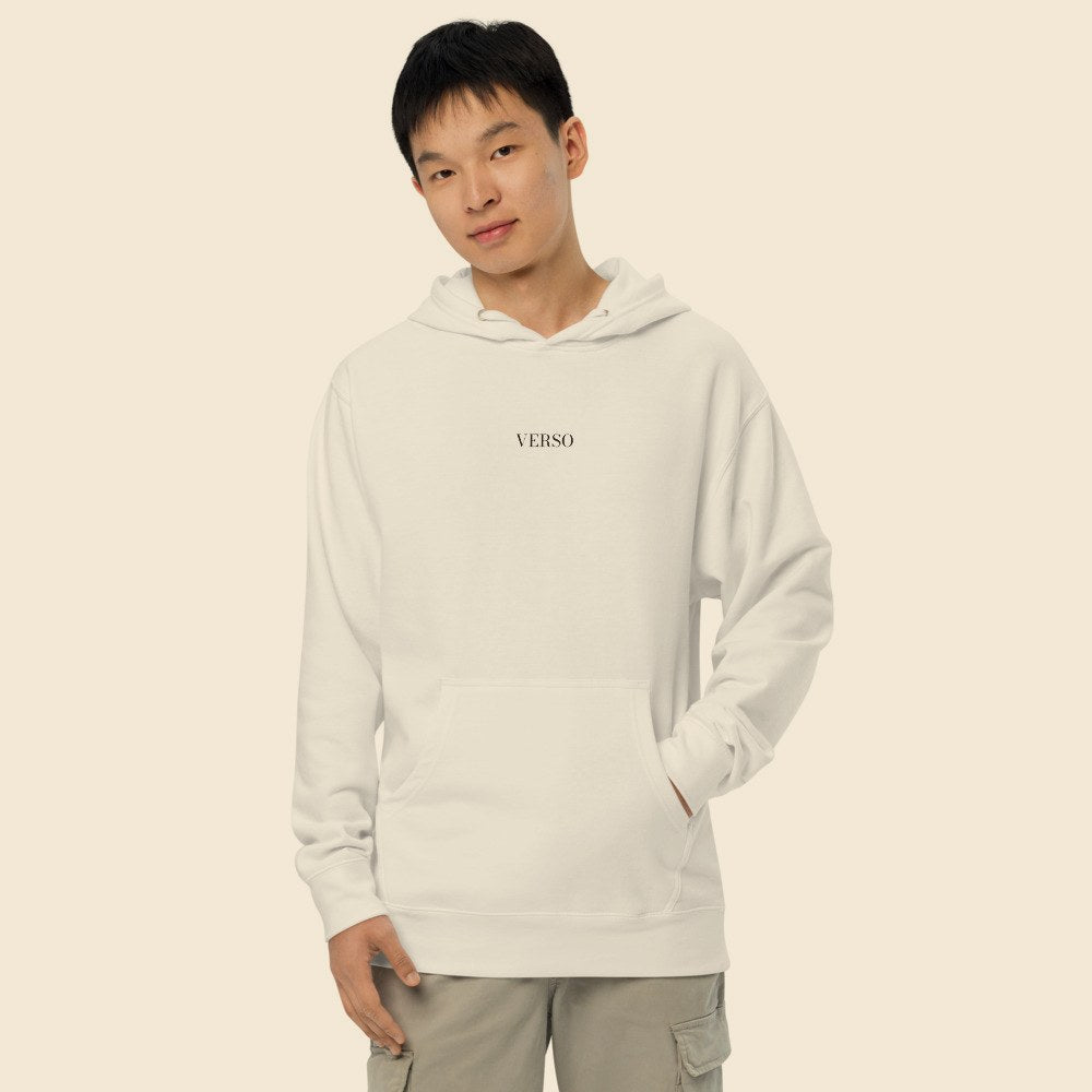 Hoodie Mi-Lourd porté par un homme, Verso Paris · mannequin homme
