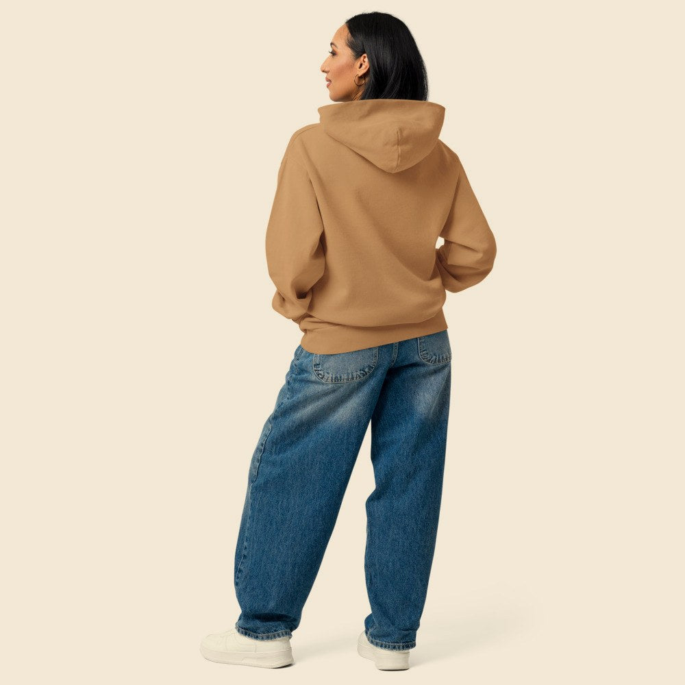 Hoodie Oversize Garment Teinté porté par une femme, Verso Paris · mannequin femme · dos