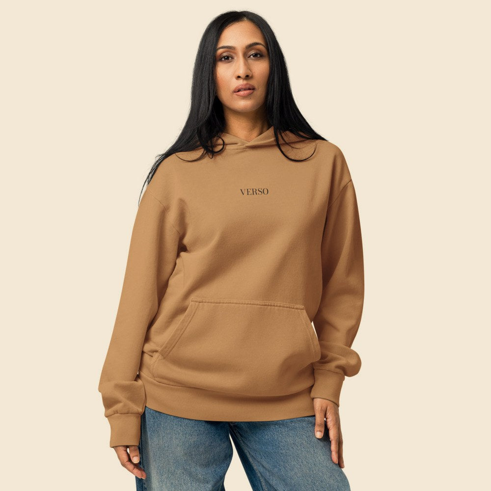 Hoodie Oversize Garment Teinté porté par une femme, Verso Paris · mannequin femme