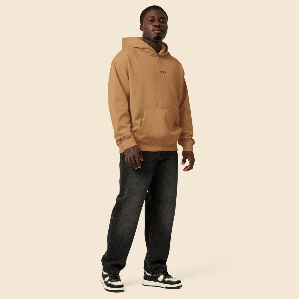 Hoodie Oversize Garment Teinté porté par un homme, Verso Paris · mannequin homme