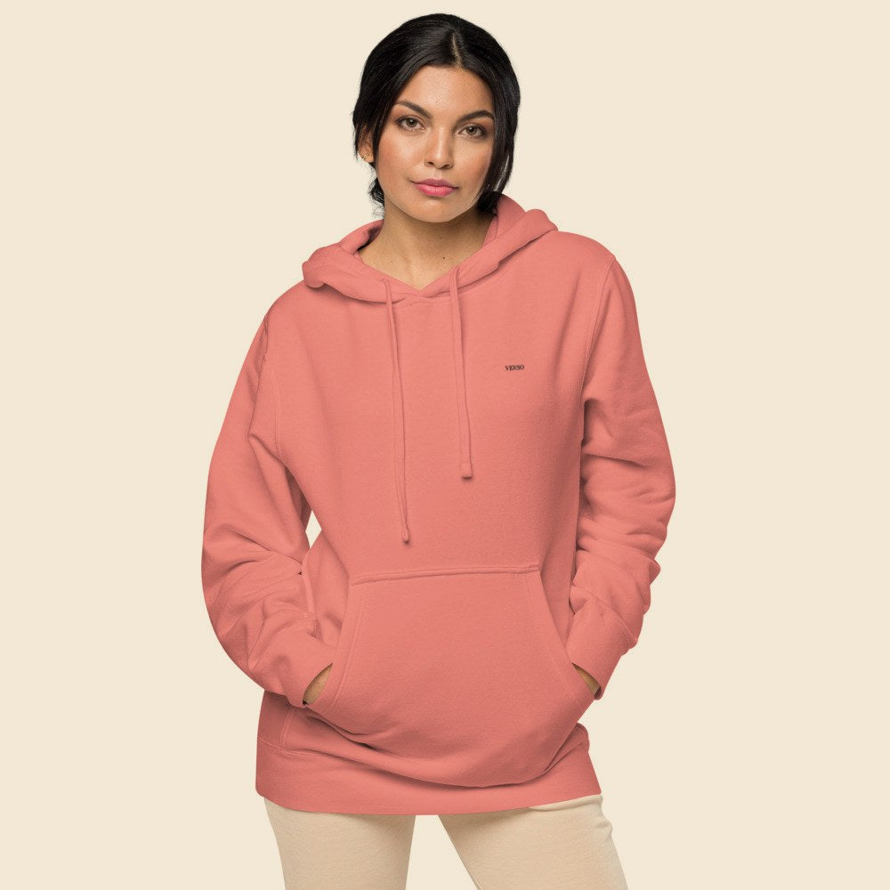 Hoodie Pigmenté porté par une femme, Verso Paris · mannequin femme