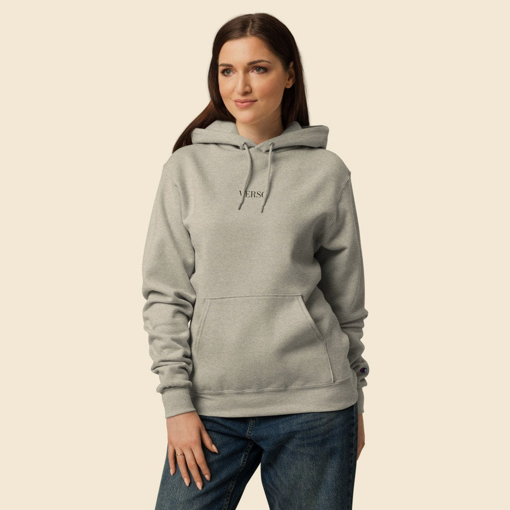 Hoodie Powerblend porté par une femme, Verso Paris · mannequin femme