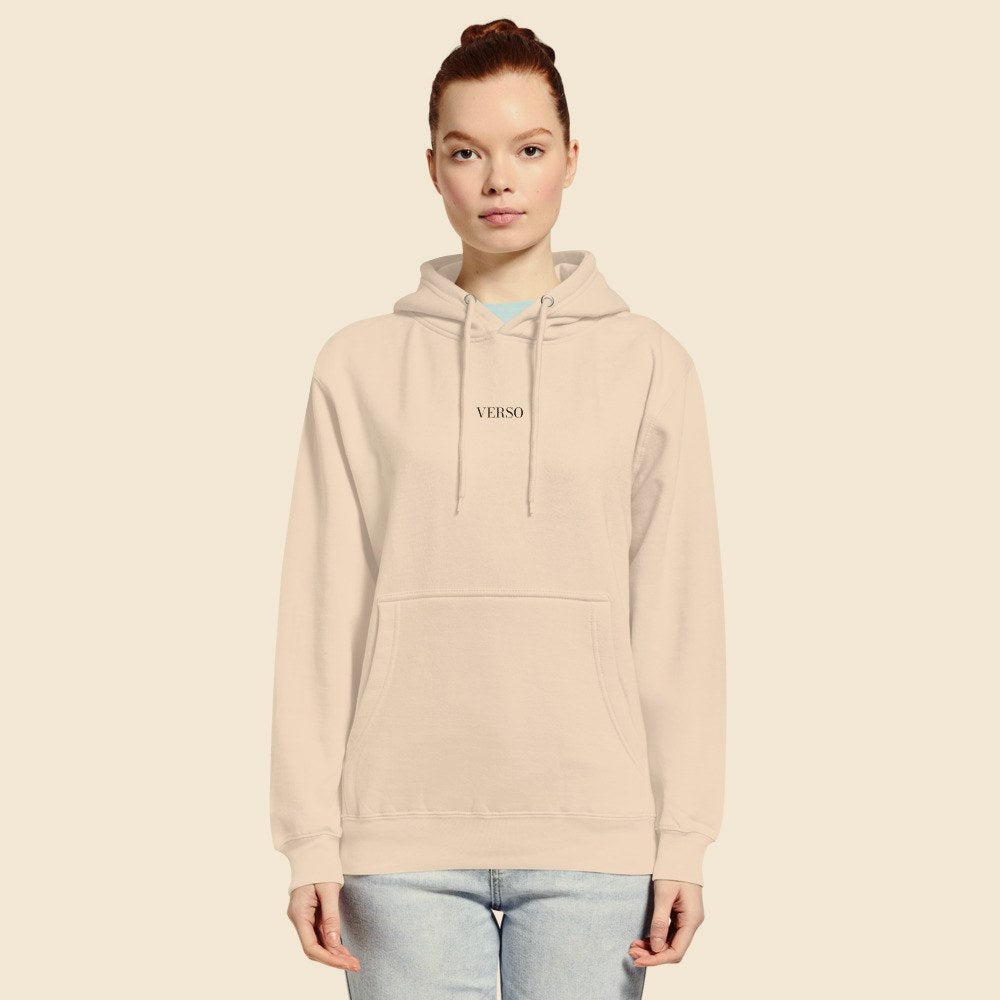 Hoodie Premium Mi-Densité porté par une femme, Verso Paris · mannequin femme