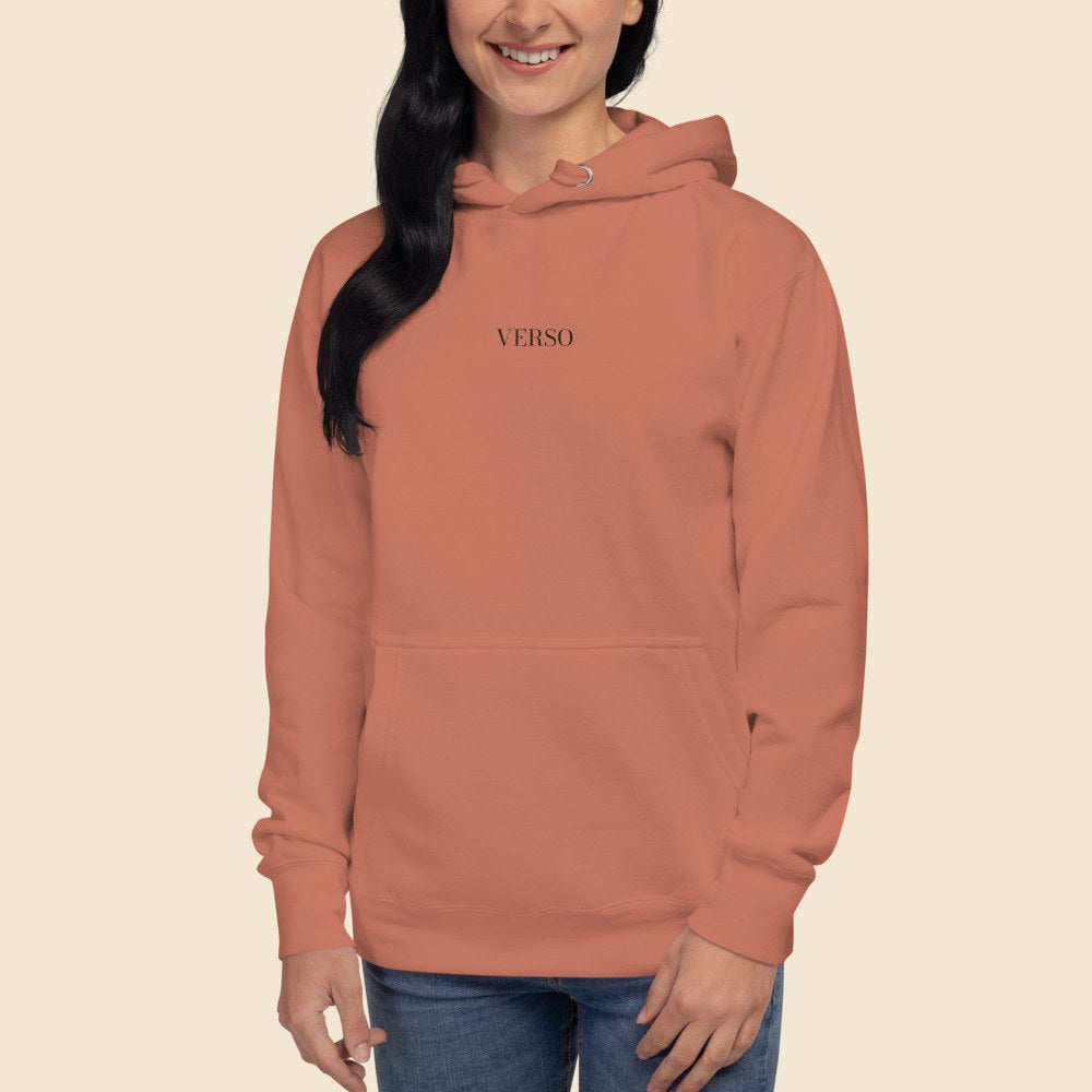 Hoodie Premium porté par une femme, Verso Paris · mannequin femme