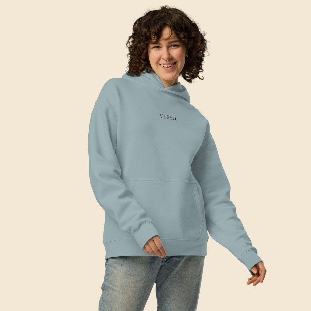 Hoodie Relax porté par une femme, Verso Paris · mannequin femme