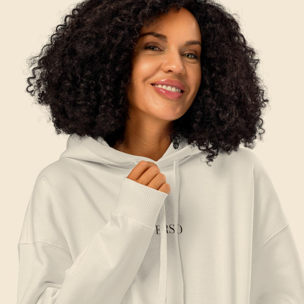 Hoodie Slammer 2.0 porté par une femme, Verso Paris · mannequin femme