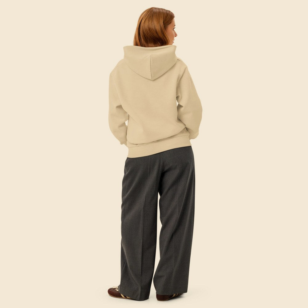 Hoodie Urban porté par une femme, Verso Paris · mannequin femme · dos