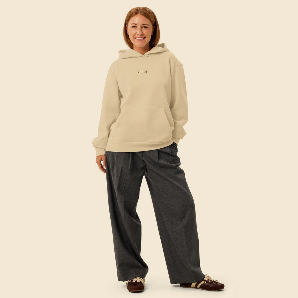 Hoodie Urban porté par une femme, Verso Paris · mannequin femme