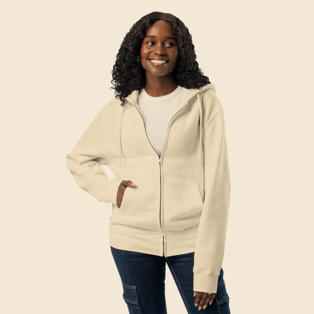 Hoodie Zippé Premium porté par une femme, Verso Paris · mannequin femme