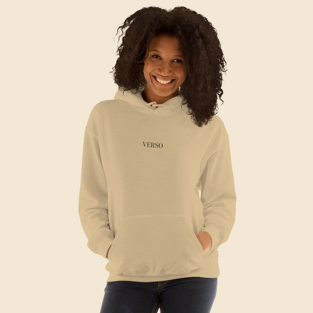 Hoodie porté par une femme, Verso Paris · mannequin femme