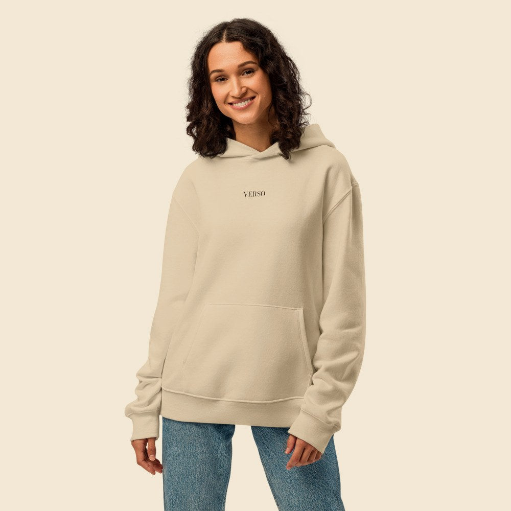 Hoodie Oversize Heavyweight porté par une femme, Verso Paris · mannequin femme