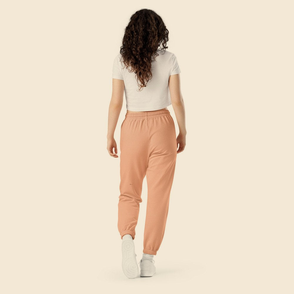 Pantalon Fleece Garment-Dyed porté par une femme, Verso Paris · mannequin femme · dos
