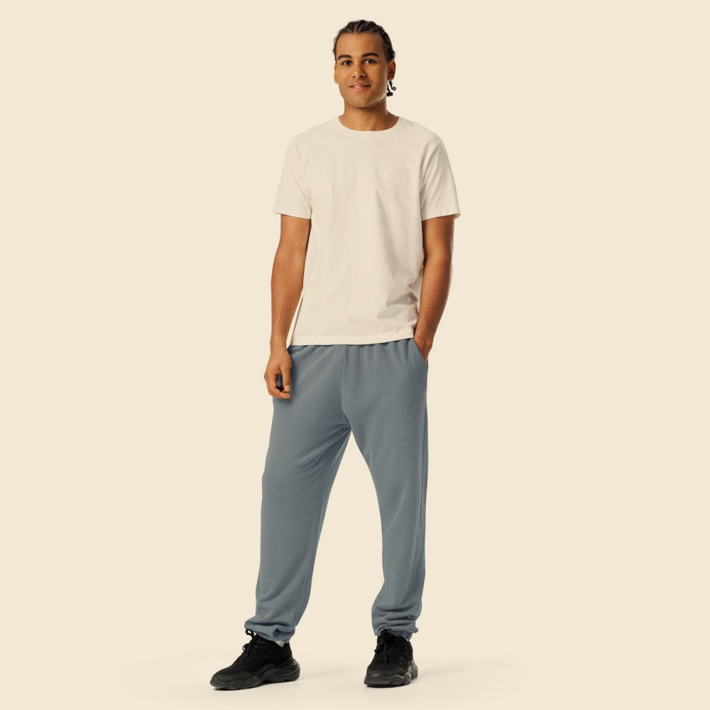 Pantalon Fleece Garment-Dyed porté par un homme, Verso Paris · mannequin homme