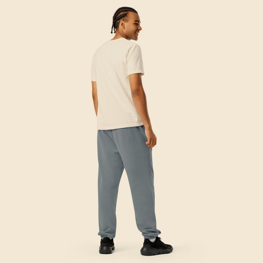 Pantalon Fleece Garment-Dyed porté par un homme, Verso Paris · mannequin homme · dos