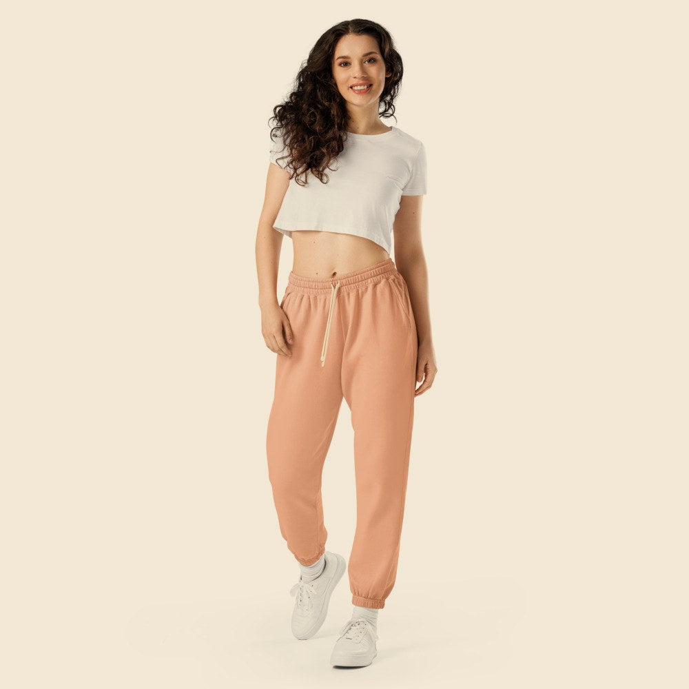 Pantalon Fleece Garment-Dyed porté par une femme, Verso Paris · mannequin femme