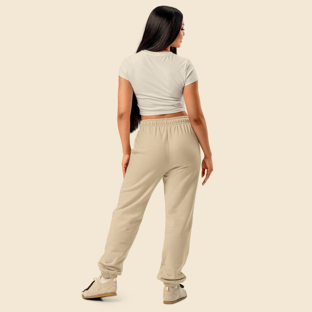 Pantalon Sweat Heavy porté par une femme, Verso Paris · mannequin femme · dos