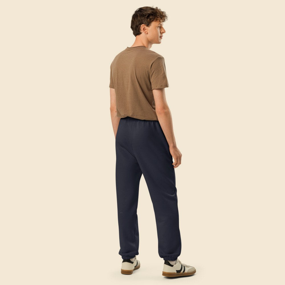 Pantalon Sweat Heavy porté par un homme, Verso Paris · mannequin homme · dos