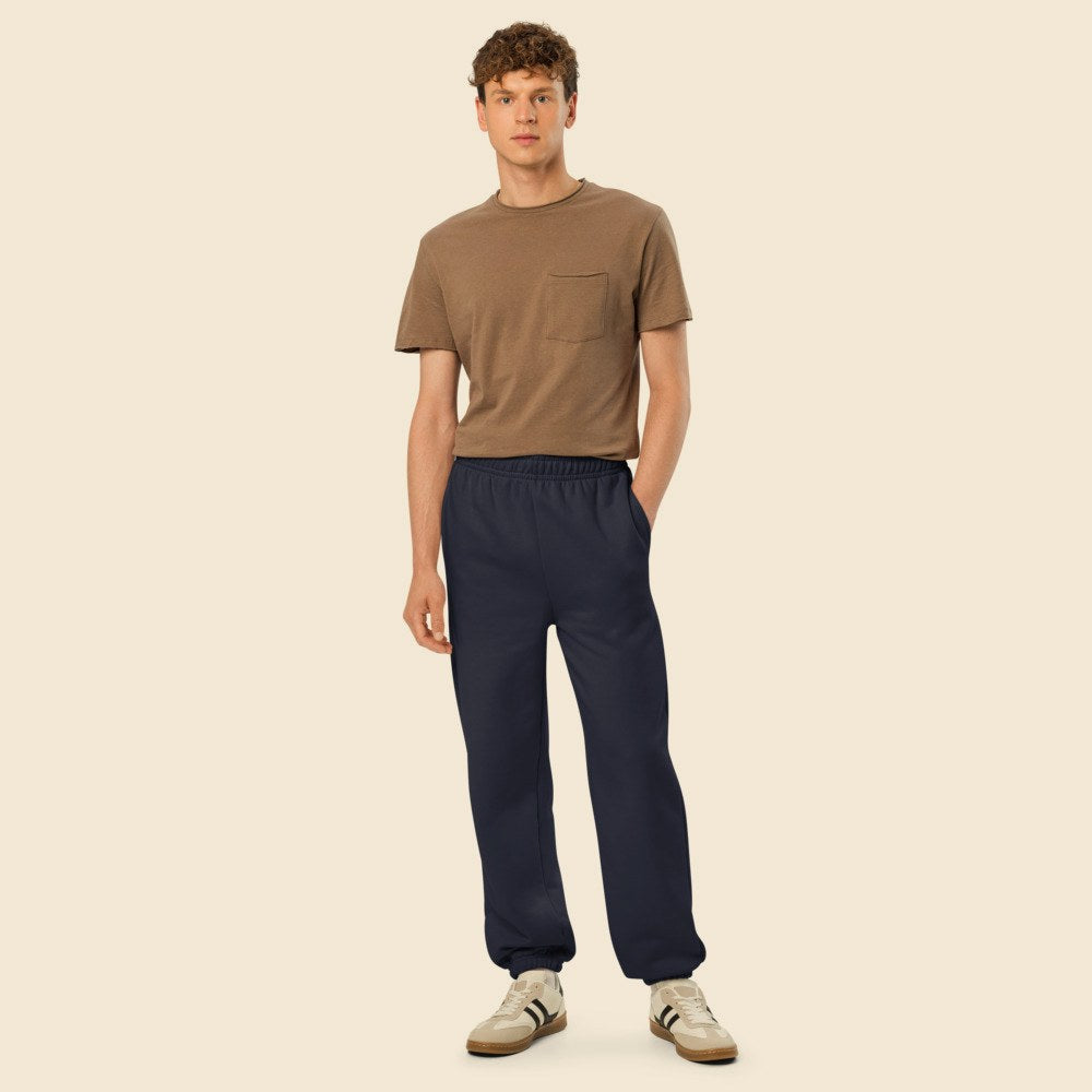 Pantalon Sweat Heavy porté par un homme, Verso Paris · mannequin homme