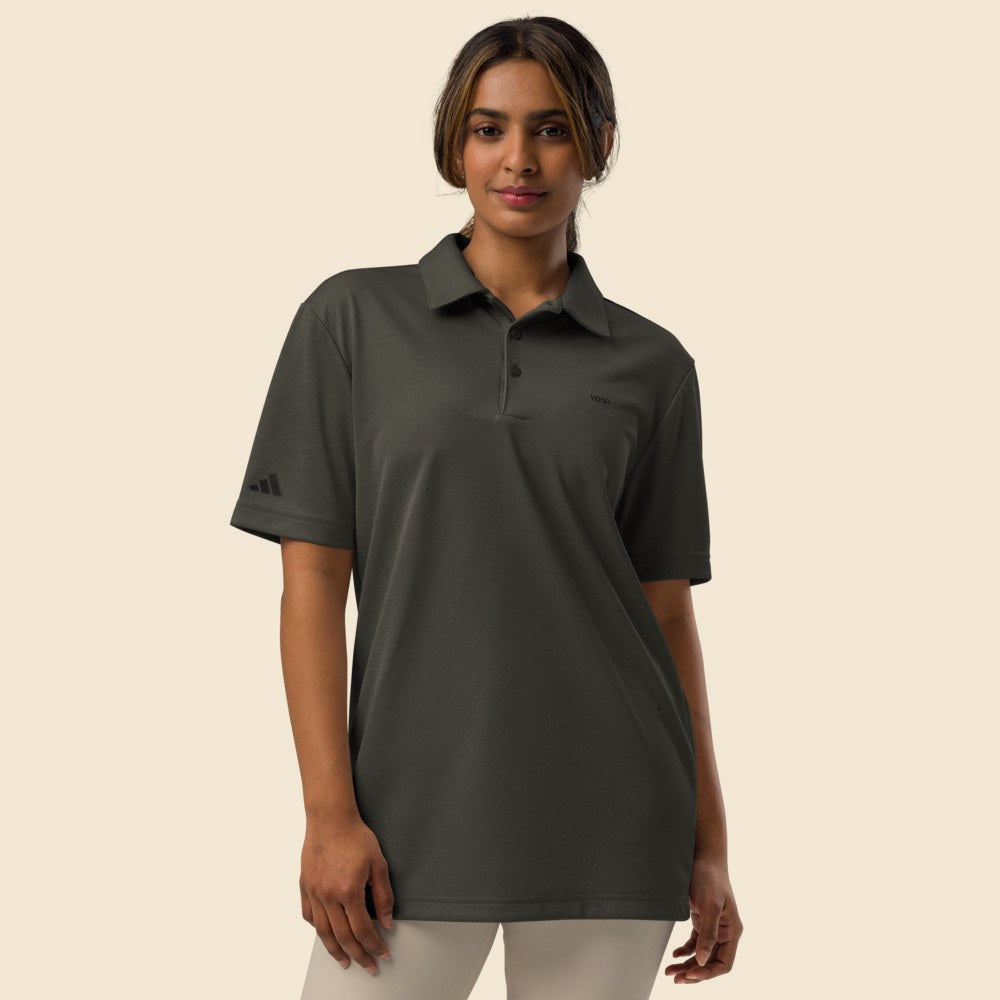Polo Adidas Chiné porté par une femme, Verso Paris · mannequin femme