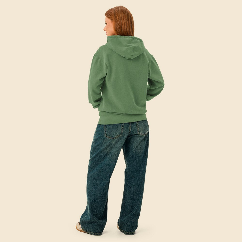 Sweatshirt À Capuche Unisex Garment-Dyed Hooded Sweatshirt I Comfort Colors 1567 porté par une femme, Verso Paris · mannequin femme · dos