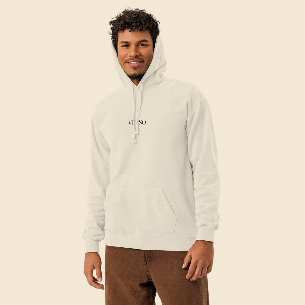 Sweatshirt À Capuche Unisex Garment-Dyed Hooded Sweatshirt I Comfort Colors 1567 porté par un homme, Verso Paris · mannequin homme