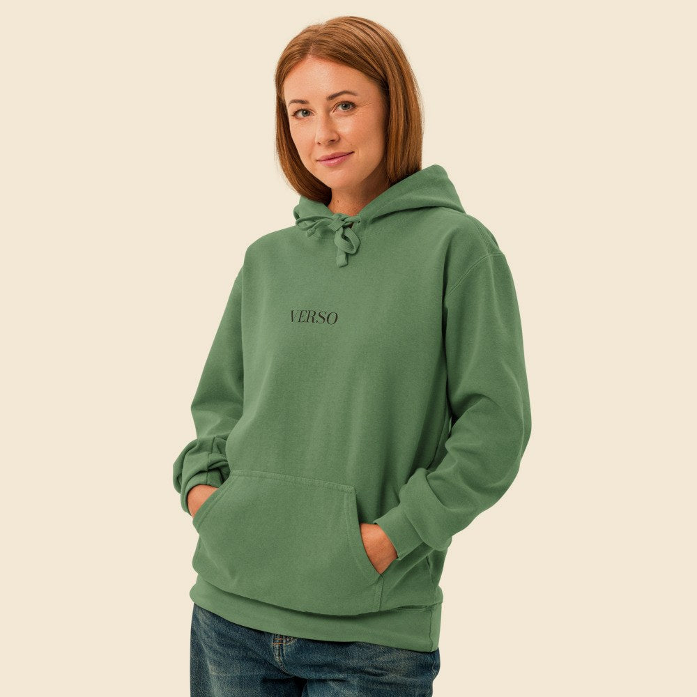Sweatshirt À Capuche Unisex Garment-Dyed Hooded Sweatshirt I Comfort Colors 1567 porté par une femme, Verso Paris · mannequin femme