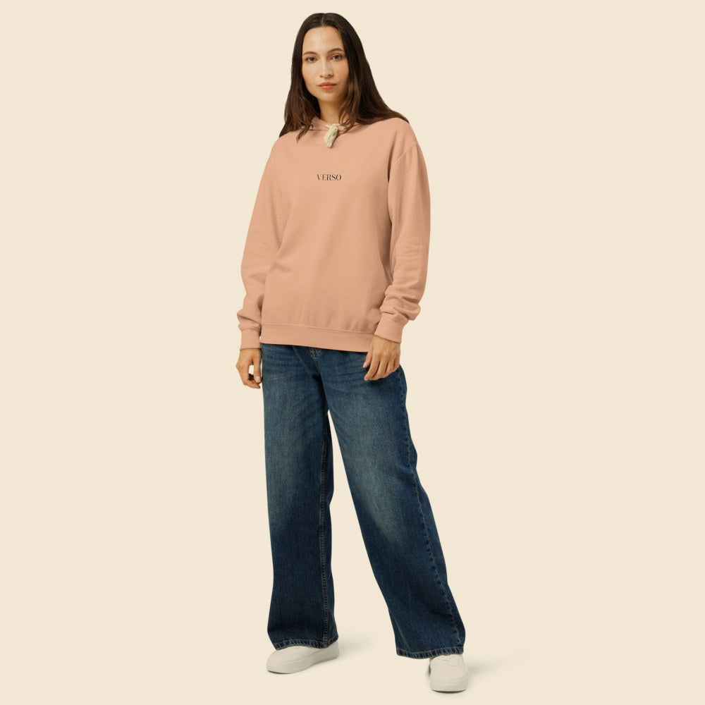 Sweatshirt À Capuche Unisex Garment-Dyed Lightweight Fleece Hooded Sweatshirt I Comfort Colors 1467 porté par une femme, Verso Paris · mannequin femme