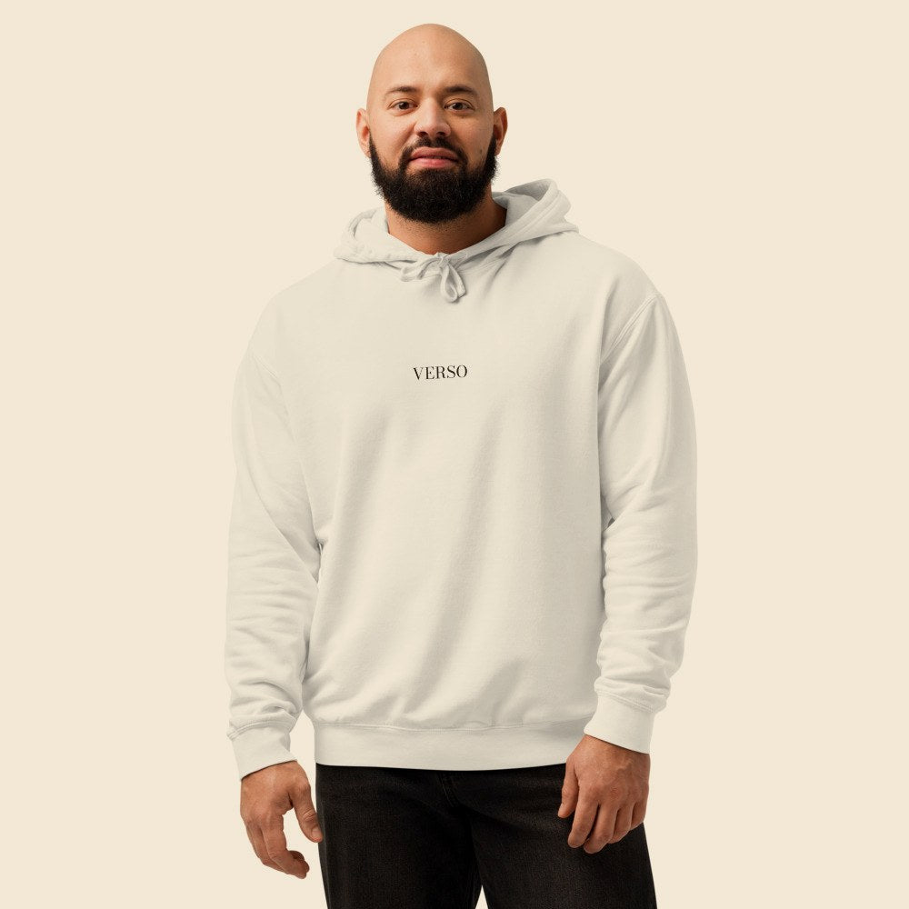 Sweatshirt À Capuche Unisex Garment-Dyed Lightweight Fleece Hooded Sweatshirt I Comfort Colors 1467 porté par un homme, Verso Paris · mannequin homme