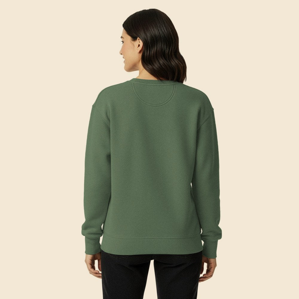Sweatshirt Col Rond Comfort Colors 1566 porté par une femme, Verso Paris · mannequin femme · dos