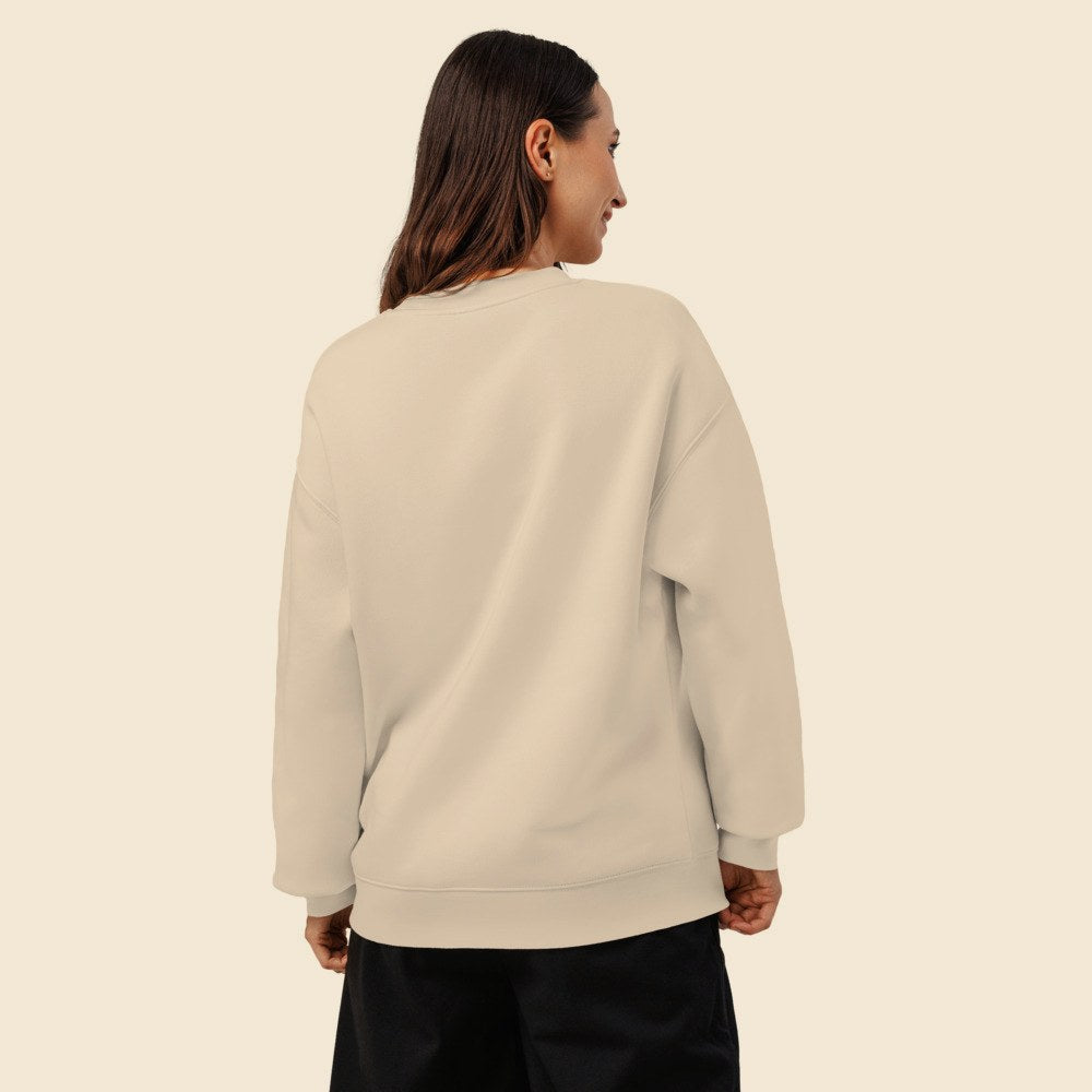 Sweatshirt Col Rond Détendu porté par une femme, Verso Paris · mannequin femme · dos