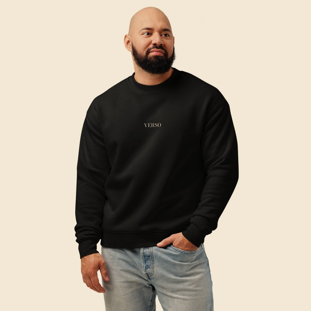 Sweatshirt Col Rond Détendu porté par un homme, Verso Paris · mannequin homme