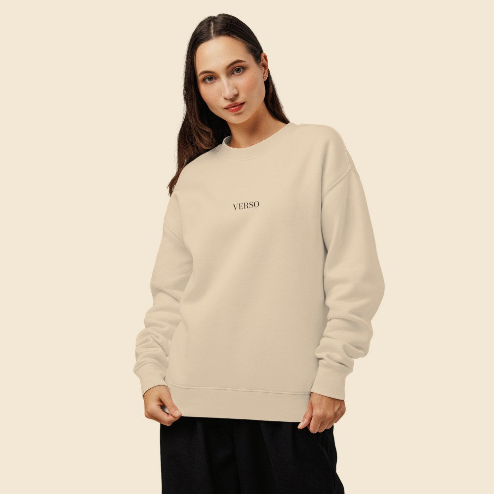 Sweatshirt Col Rond Détendu porté par une femme, Verso Paris · mannequin femme