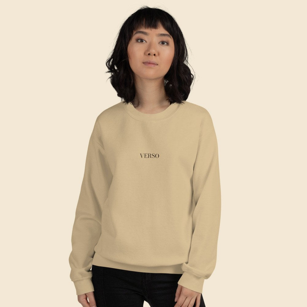 Sweatshirt Col Rond Gildan 18000 porté par une femme, Verso Paris · mannequin femme