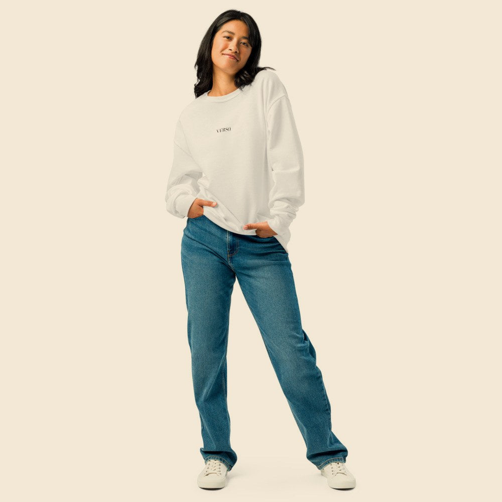 Sweatshirt Col Rond Jerzees 562MR porté par une femme, Verso Paris · mannequin femme