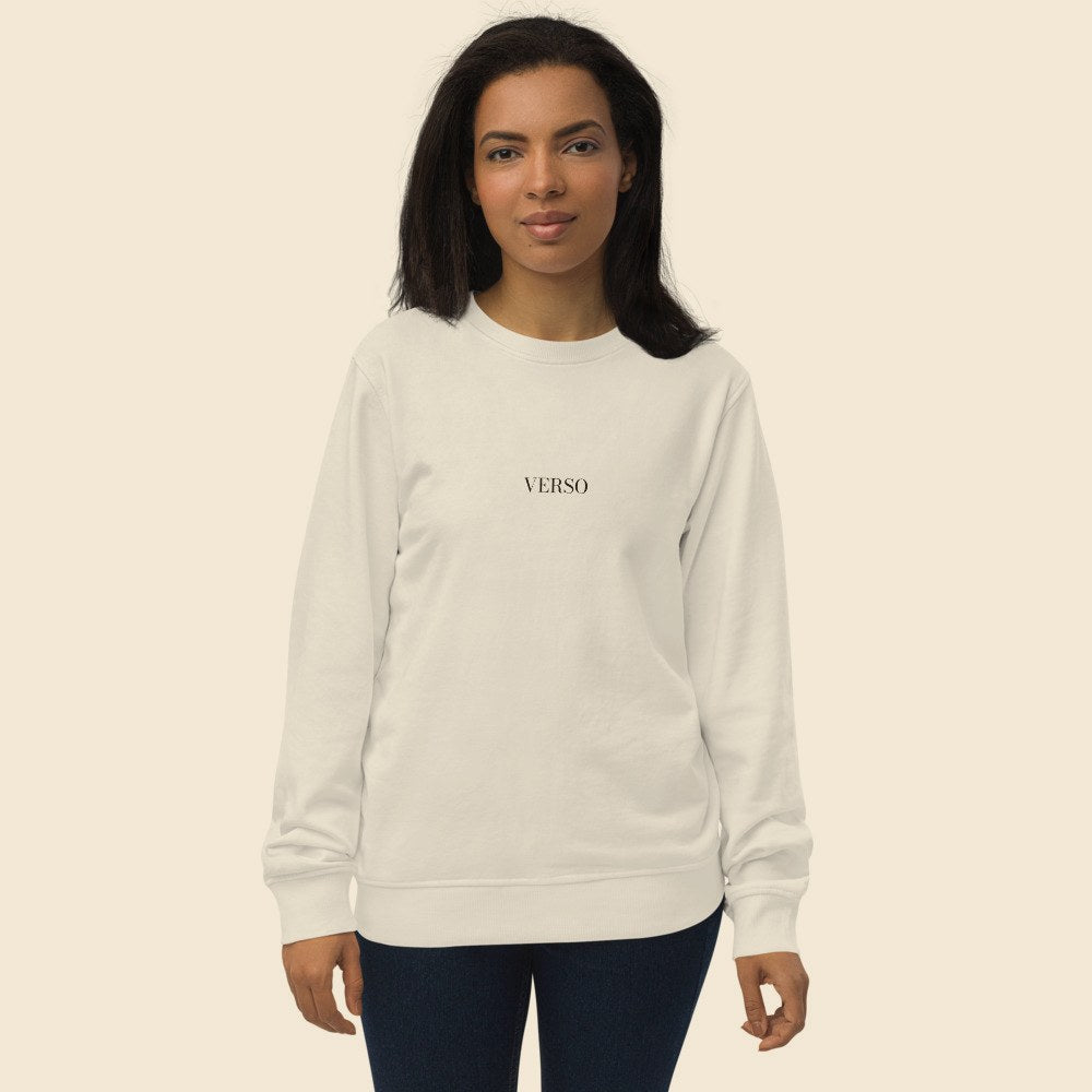 Sweatshirt Col Rond SOL'S 03574 porté par une femme, Verso Paris · mannequin femme