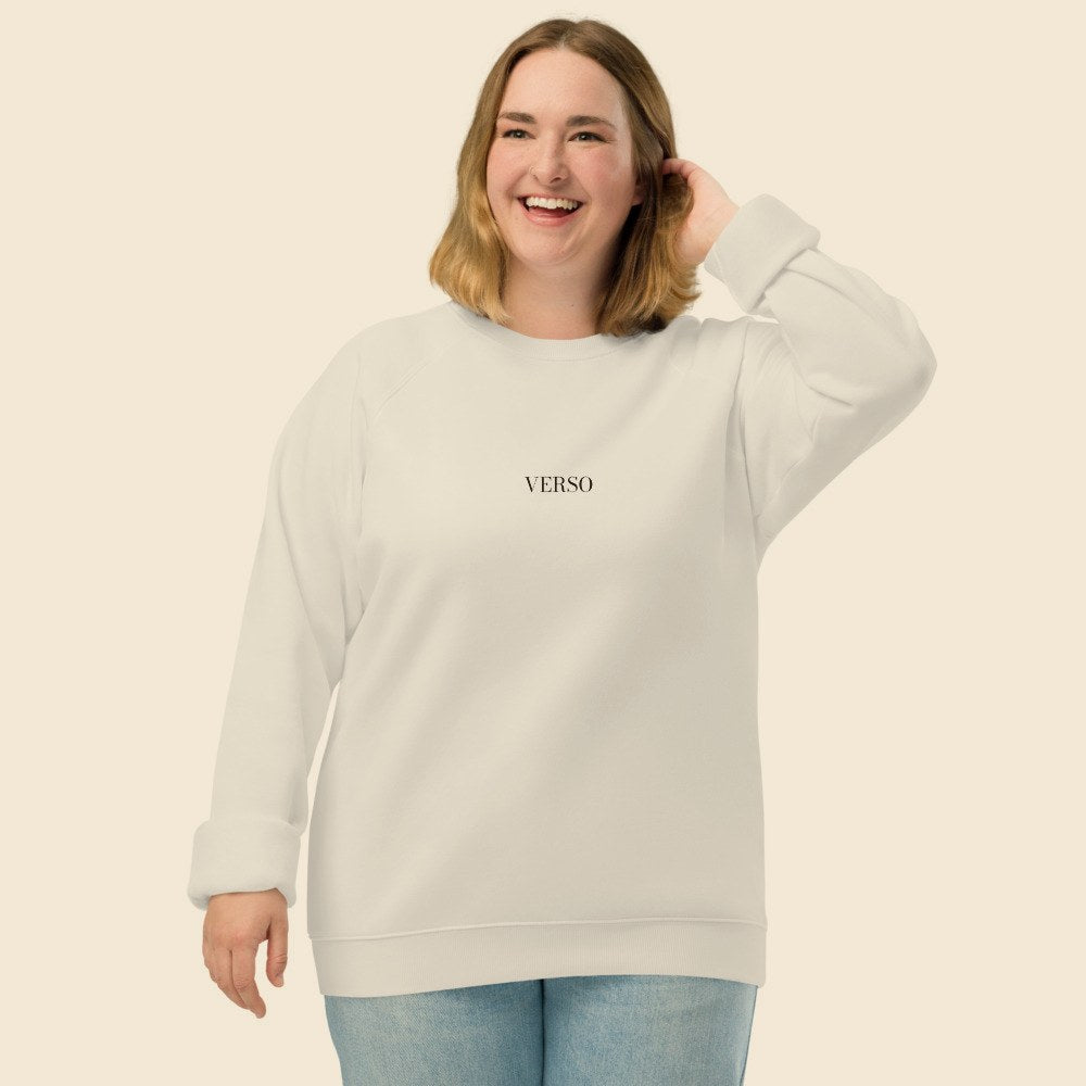 Sweatshirt Raglan Bio porté par une femme, Verso Paris · mannequin femme
