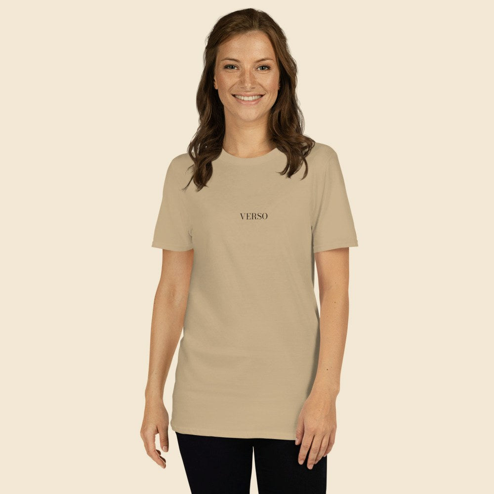 Tee Jersey Basique porté par une femme, Verso Paris · mannequin femme